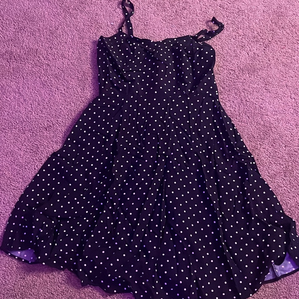 woman’s old navy polka dot dress